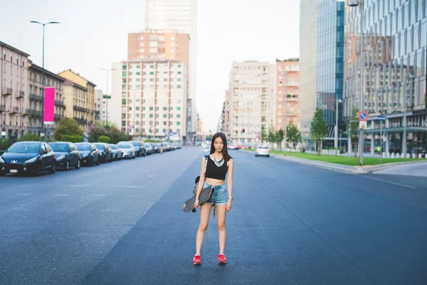 Woman skater posing in city — Stockfoto