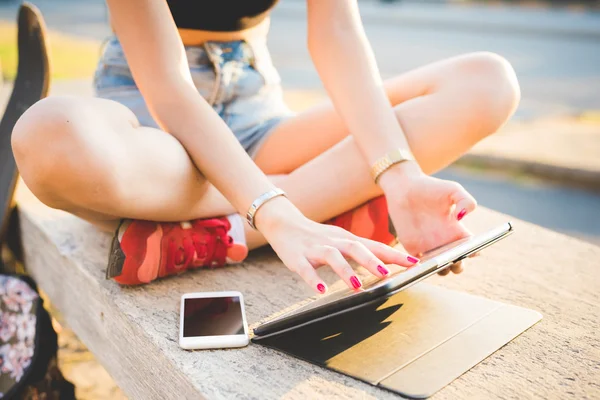 Mulher usando smartphone e tablet — Fotografia de Stock