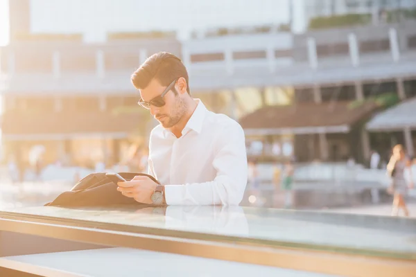 Knappe zakenman gebruikend smartphone — Stockfoto