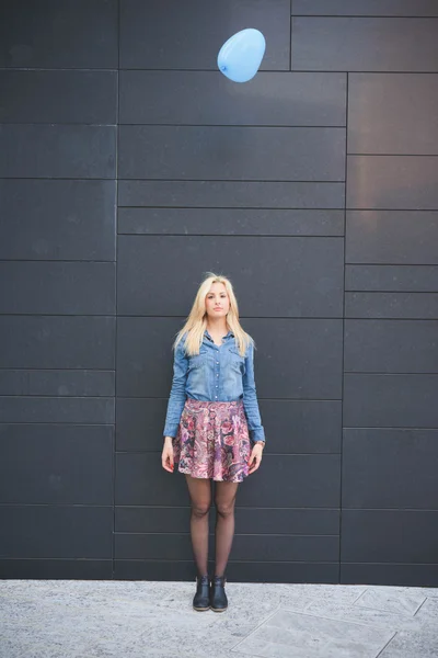 Caucasian blonde girl in the city — Stock Photo, Image