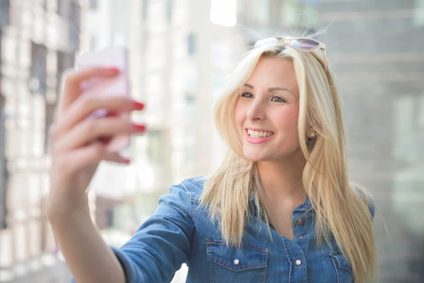Caucasian blonde girl in the city — Stock Photo, Image