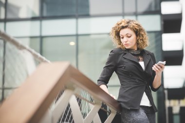 İş kadını akıllı telefon kullanıyor. 