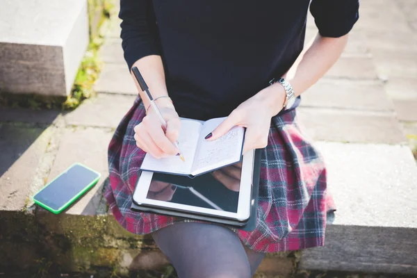 Mujer bonita joven usando tableta — Foto de Stock