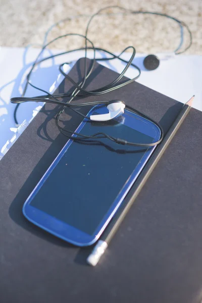 Smartphone sketchbook and earphones — Stock Photo, Image
