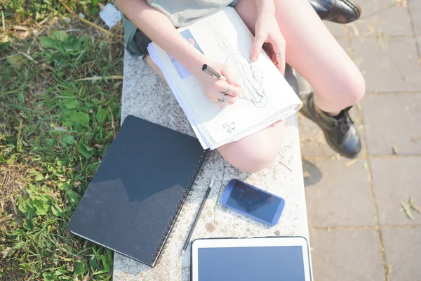 Woman drawing on a sketchbook — ストック写真