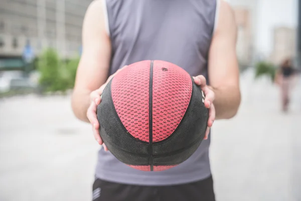 Olahragawan memegang bola basket — Stok Foto