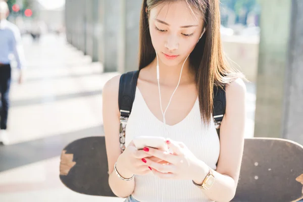 Asiatische vrouw wandelen in de stad — Stockfoto