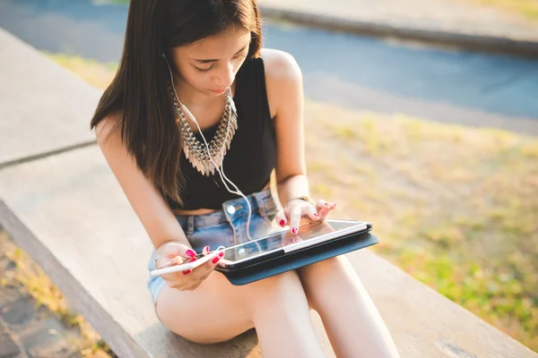 Mujer asiática usando un teléfono inteligente y tableta — Foto de Stock