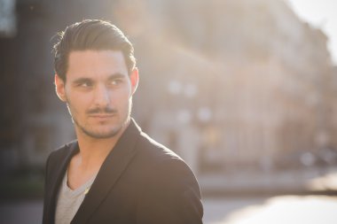 İtalyan çocuk sokakta poz