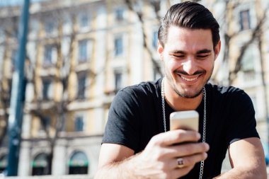 İtalyan çocuk Smartphone kullanarak 