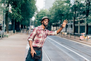 siyah adam bir taksi aramaya çalışıyor 