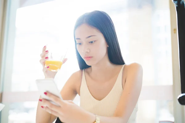 Asyalı kadın bir meyve suyu içme — Stok fotoğraf