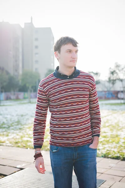 yakışıklı delikanlı