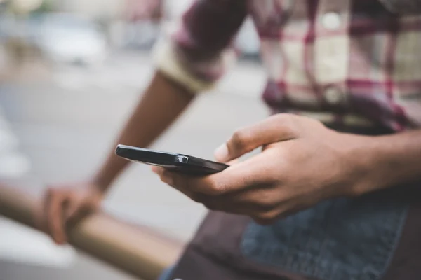 Man med hjälp av smartphone — Stockfoto