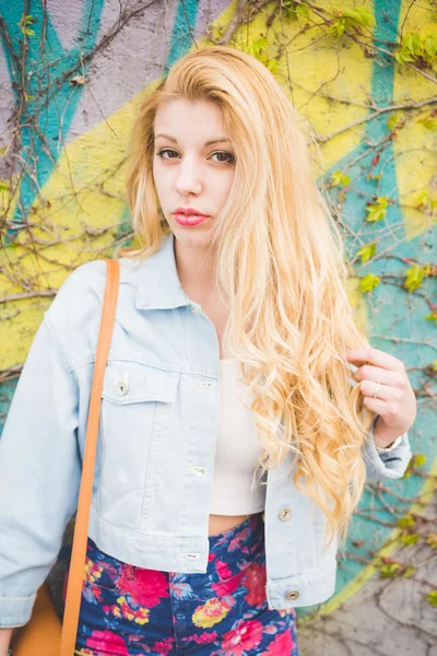 Genç yakışıklı sarışın kız poz