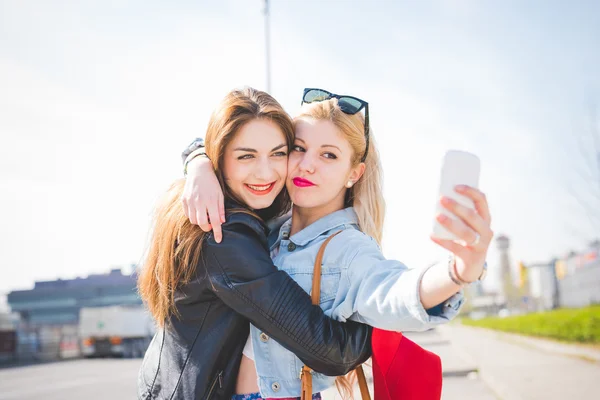 Youn schöne blonde und brünette Mädchen — Stockfoto