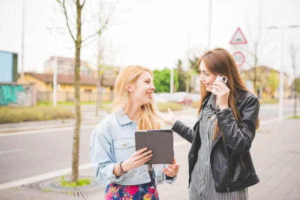 Deux jeunes filles blondes et brunes — Photo