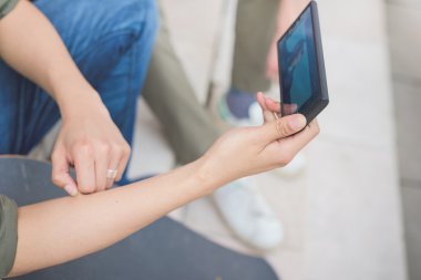 Akıllı telefon kullanan adam