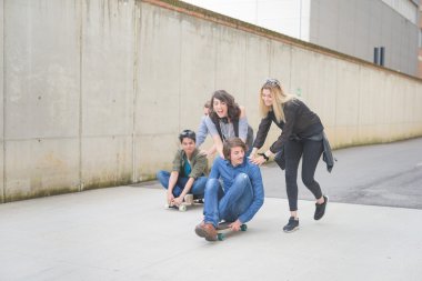 çok ırklı arkadaşlar eğlenmeye