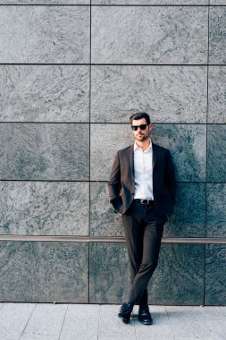 Genç modern işadamı poz