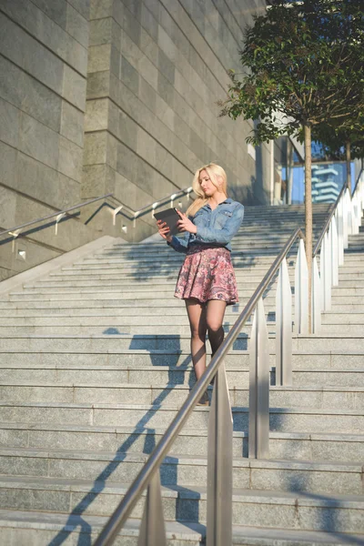 Chica rubia en la ciudad — Foto de Stock