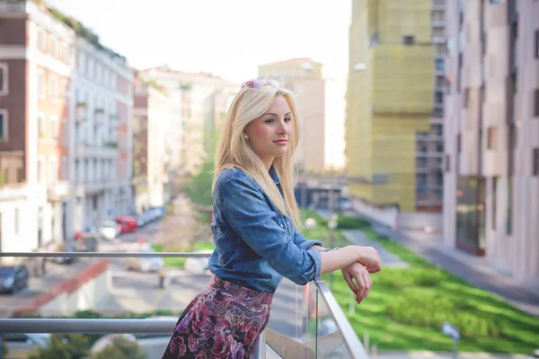 Chica rubia caucásica en la ciudad — Foto de Stock