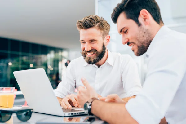 Moderna affärsmän använder laptop — Stockfoto