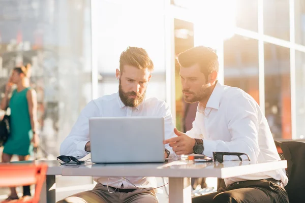 Uomini d'affari moderni che utilizzano laptop — Foto Stock