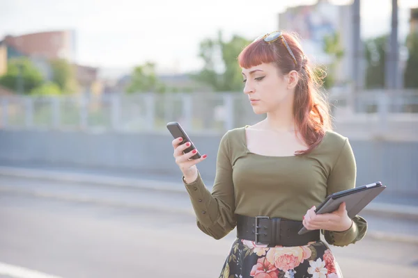 Γυναίκα κοκκινομάλλα με τη χρήση smartphone — Φωτογραφία Αρχείου