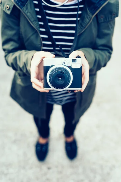 Woman holding a vintage camera — Stock Photo, Image