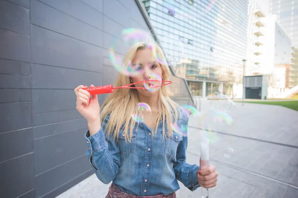 Chica jugando con burbujas de jabón — Foto de Stock
