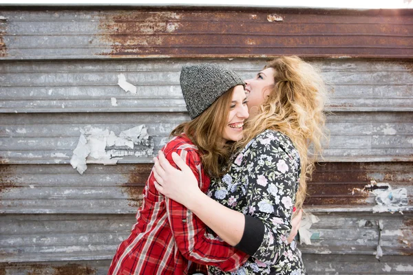 Donne che si abbracciano e si divertono insieme — Foto Stock