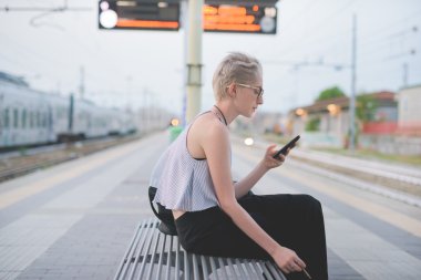 Smartphone kullanarak genç yakışıklı Beyaz sarışın İtalyan tasarımcı