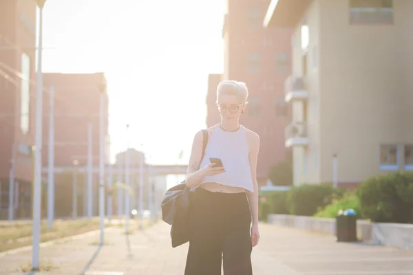 Mujer diseñador caminando en la ciudad luz de fondo — Foto de Stock