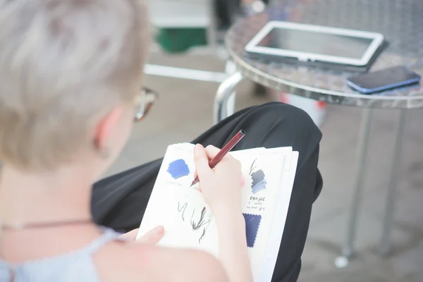 Woman drawing on her sketchbook — Stockfoto