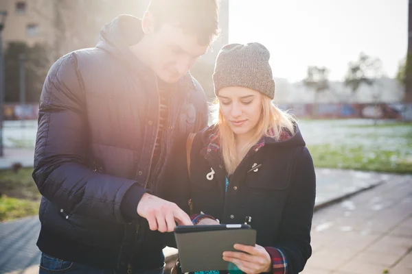 Para kochanków autentyczne, za pomocą tabletu — Zdjęcie stockowe