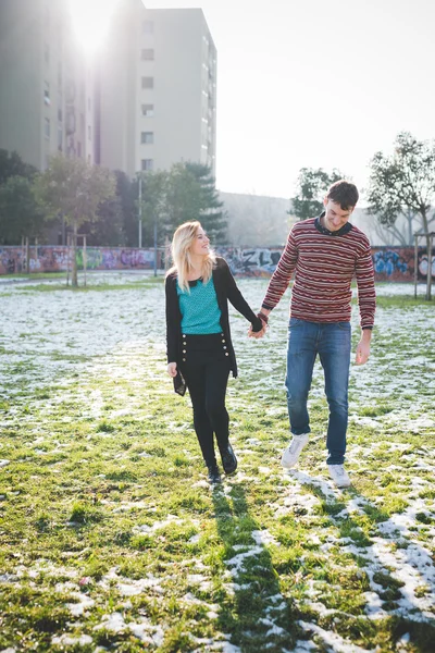 Paar wandelen in een stadspark — Stockfoto