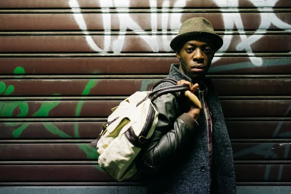 Afro negro hombre sosteniendo una bolsa — Foto de Stock