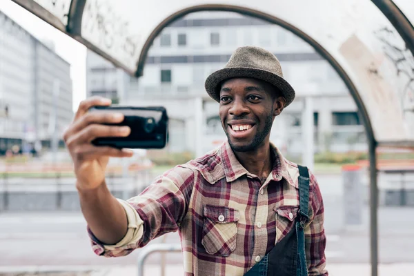 Afro fekete ember, egy smartphone tartja — Stock Fotó