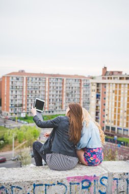 İki genç sarışın ve esmer kız