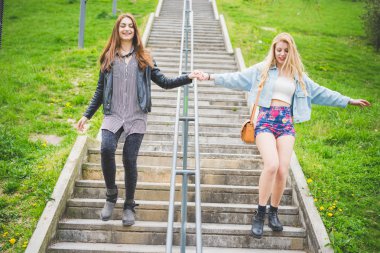 İki güzel sarışın ve esmer kız