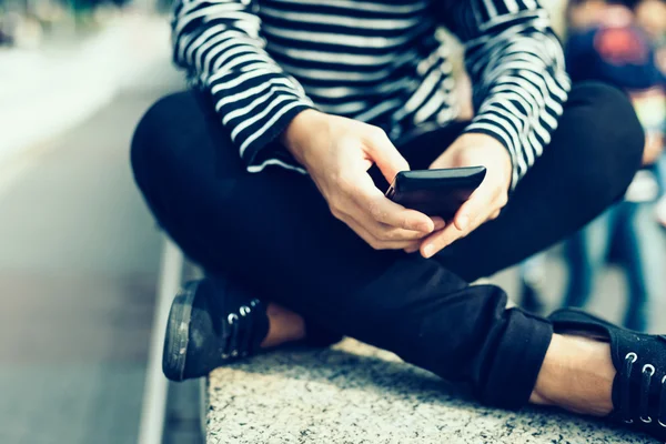 Mulher segurando um smartphone — Fotografia de Stock