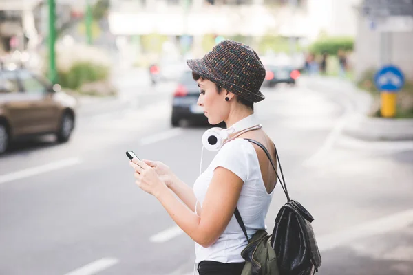 Femme marchant dans la ville — Photo