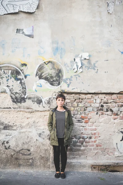 Woman posing leaning against a wall — Stock Photo, Image