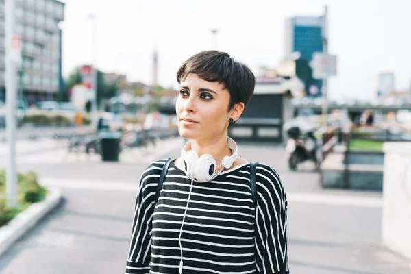 Femme cheveux raides avec écouteurs — Photo