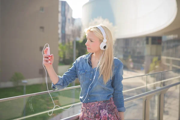 Blondine pige lytter til musik - Stock-foto