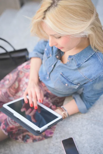 Fille en utilisant une tablette — Photo