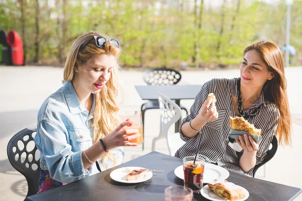 Zwei junge hübsche und östliche Frauen — Stockfoto