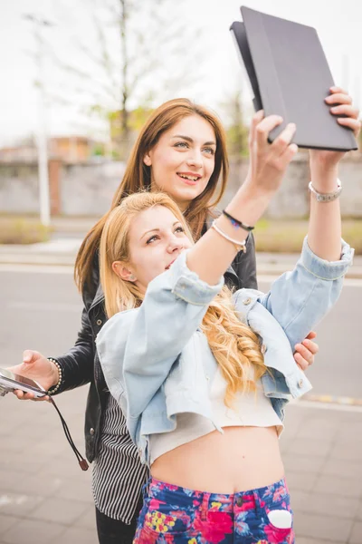 Young beautiful blonde and brunette girls — Stock Photo, Image