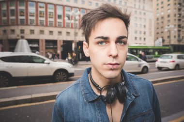 genç yakışıklı alternatif adam 